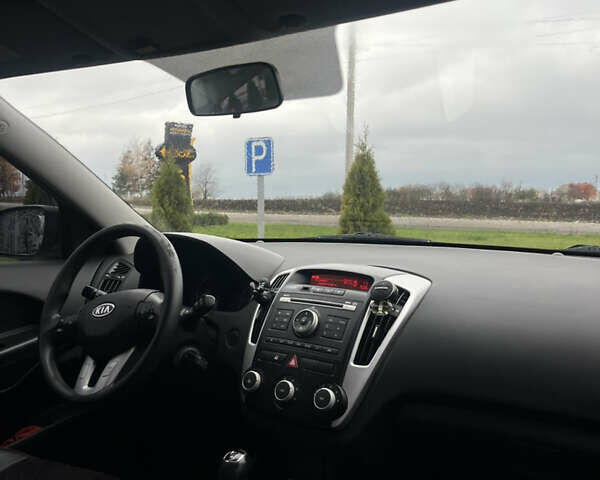 Белый Киа Сид, объемом двигателя 1.58 л и пробегом 190 тыс. км за 6500 $, фото 8 на Automoto.ua