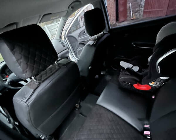 Белый Киа Сид, объемом двигателя 1.58 л и пробегом 190 тыс. км за 6500 $, фото 11 на Automoto.ua