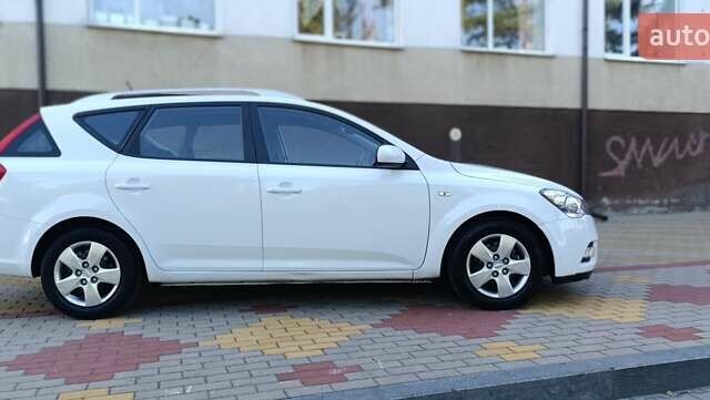 Белый Киа Сид, объемом двигателя 1.4 л и пробегом 223 тыс. км за 5650 $, фото 2 на Automoto.ua