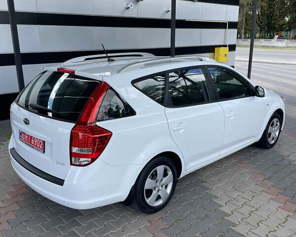 Білий Кіа Сід, об'ємом двигуна 1.6 л та пробігом 226 тис. км за 7500 $, фото 13 на Automoto.ua
