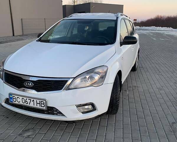 Белый Киа Сид, объемом двигателя 1.6 л и пробегом 288 тыс. км за 6000 $, фото 4 на Automoto.ua