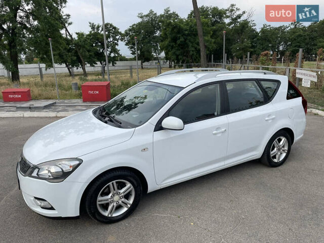 Белый Киа Сид, объемом двигателя 1.4 л и пробегом 157 тыс. км за 7333 $, фото 6 на Automoto.ua
