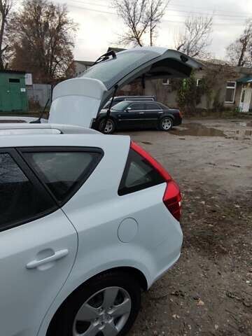 Білий Кіа Сід, об'ємом двигуна 1.6 л та пробігом 100 тис. км за 7200 $, фото 5 на Automoto.ua