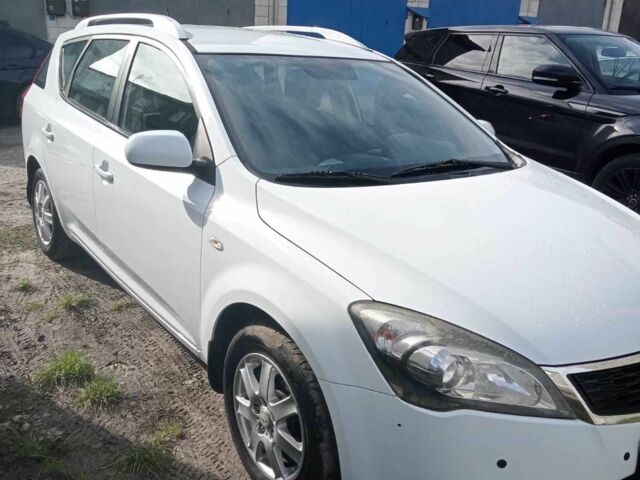 Белый Киа Сид, объемом двигателя 1.4 л и пробегом 192 тыс. км за 6000 $, фото 4 на Automoto.ua