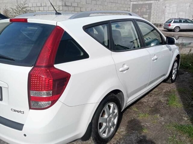 Белый Киа Сид, объемом двигателя 1.4 л и пробегом 192 тыс. км за 6000 $, фото 3 на Automoto.ua