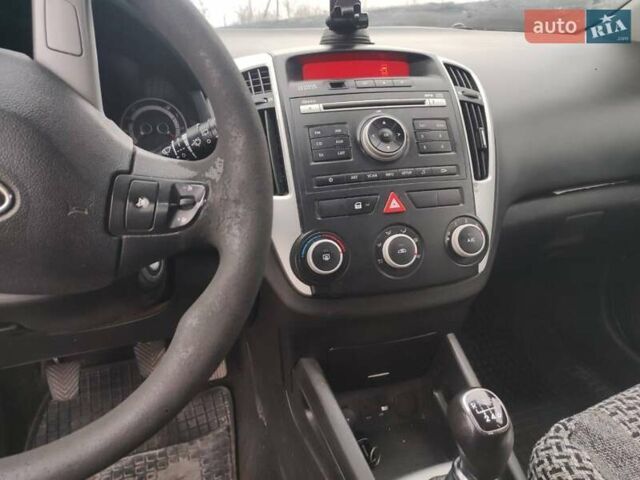 Белый Киа Сид, объемом двигателя 1.6 л и пробегом 288 тыс. км за 6000 $, фото 17 на Automoto.ua