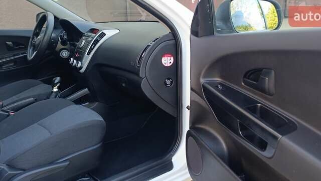 Белый Киа Сид, объемом двигателя 1.4 л и пробегом 223 тыс. км за 5650 $, фото 17 на Automoto.ua