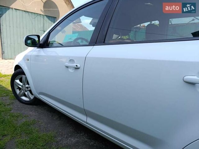 Білий Кіа Сід, об'ємом двигуна 1.4 л та пробігом 250 тис. км за 5750 $, фото 3 на Automoto.ua