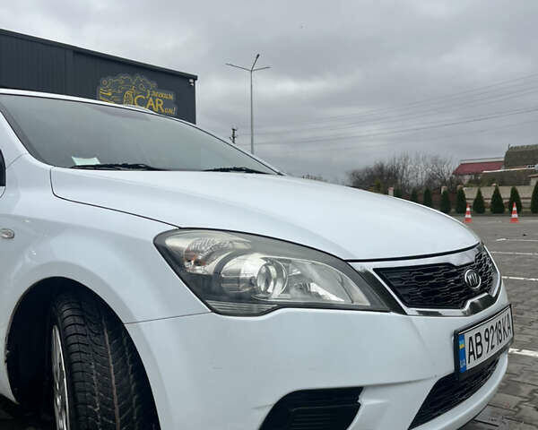 Белый Киа Сид, объемом двигателя 1.58 л и пробегом 190 тыс. км за 6500 $, фото 1 на Automoto.ua