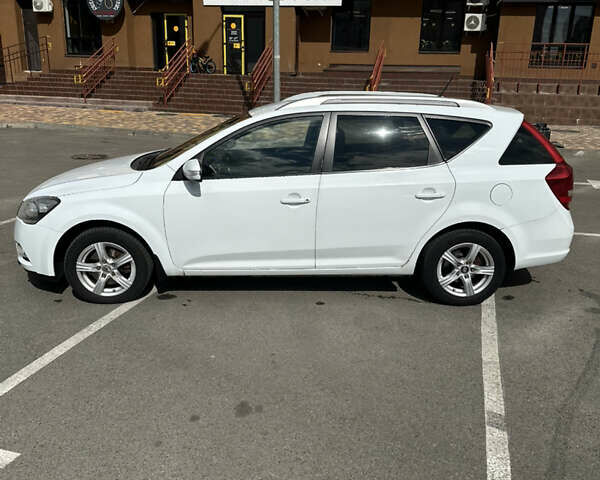 Белый Киа Сид, объемом двигателя 1.58 л и пробегом 287 тыс. км за 6300 $, фото 2 на Automoto.ua