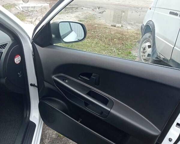 Белый Киа Сид, объемом двигателя 1.4 л и пробегом 192 тыс. км за 6000 $, фото 10 на Automoto.ua