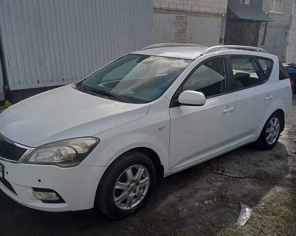 Белый Киа Сид, объемом двигателя 1.4 л и пробегом 192 тыс. км за 6000 $, фото 2 на Automoto.ua