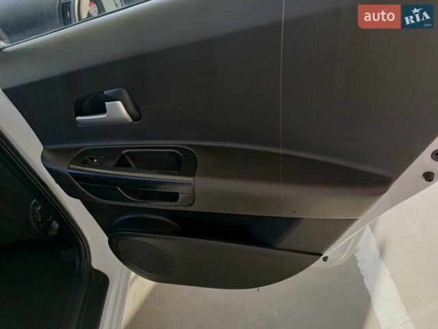 Белый Киа Сид, объемом двигателя 1.6 л и пробегом 250 тыс. км за 7000 $, фото 13 на Automoto.ua