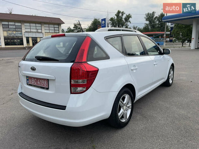 Белый Киа Сид, объемом двигателя 1.4 л и пробегом 157 тыс. км за 7333 $, фото 4 на Automoto.ua