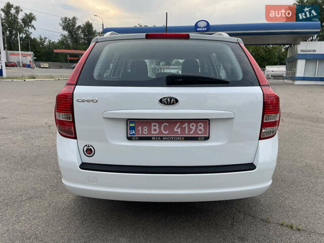 Белый Киа Сид, объемом двигателя 1.4 л и пробегом 157 тыс. км за 7333 $, фото 5 на Automoto.ua