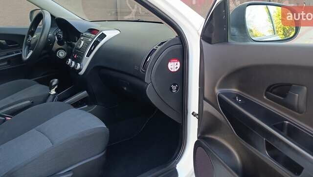 Белый Киа Сид, объемом двигателя 1.4 л и пробегом 223 тыс. км за 5650 $, фото 16 на Automoto.ua