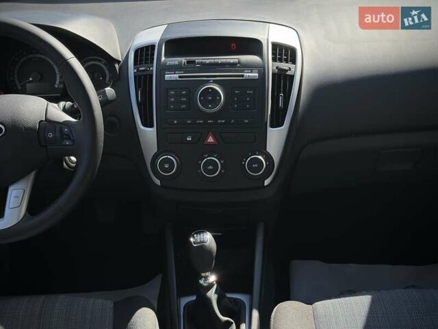 Белый Киа Сид, объемом двигателя 1.6 л и пробегом 226 тыс. км за 7950 $, фото 11 на Automoto.ua