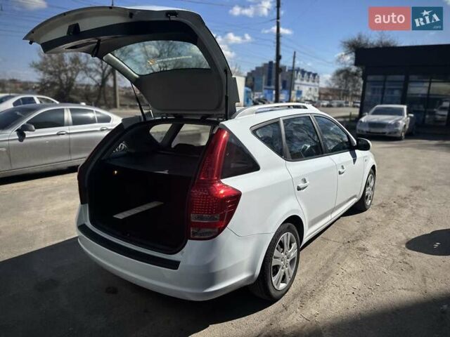 Белый Киа Сид, объемом двигателя 1.6 л и пробегом 226 тыс. км за 7950 $, фото 3 на Automoto.ua