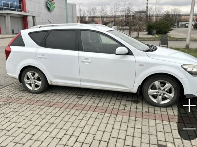 Белый Киа Сид, объемом двигателя 1.6 л и пробегом 300 тыс. км за 5500 $, фото 2 на Automoto.ua