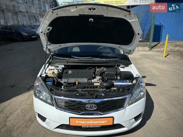 Белый Киа Сид, объемом двигателя 1.6 л и пробегом 226 тыс. км за 7950 $, фото 4 на Automoto.ua