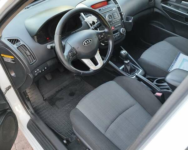 Белый Киа Сид, объемом двигателя 1.6 л и пробегом 304 тыс. км за 6500 $, фото 4 на Automoto.ua
