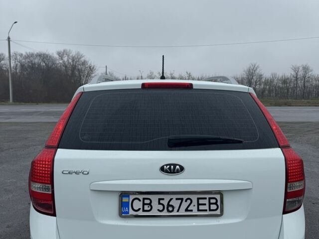 Белый Киа Сид, объемом двигателя 1.6 л и пробегом 242 тыс. км за 7000 $, фото 5 на Automoto.ua