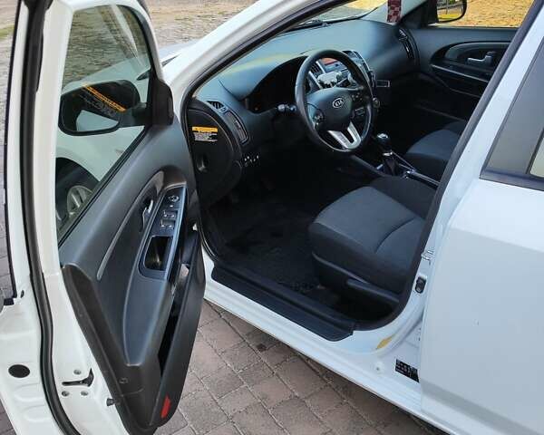 Белый Киа Сид, объемом двигателя 1.6 л и пробегом 304 тыс. км за 6500 $, фото 9 на Automoto.ua