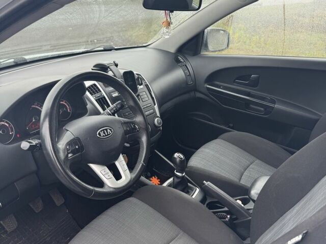 Белый Киа Сид, объемом двигателя 1.6 л и пробегом 242 тыс. км за 7000 $, фото 6 на Automoto.ua