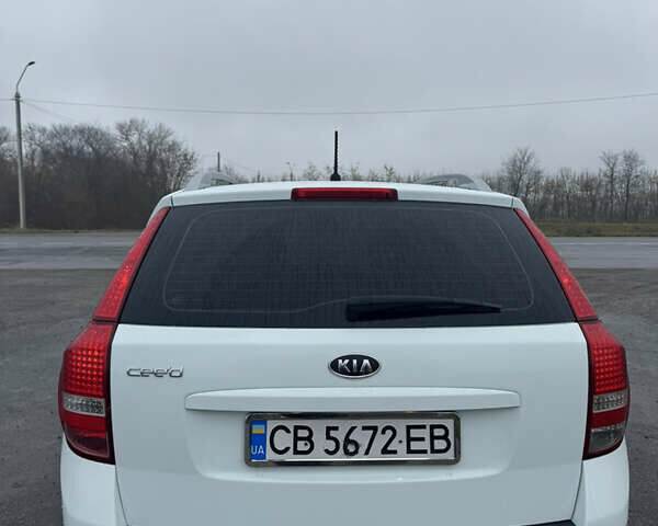 Белый Киа Сид, объемом двигателя 1.58 л и пробегом 242 тыс. км за 7000 $, фото 3 на Automoto.ua