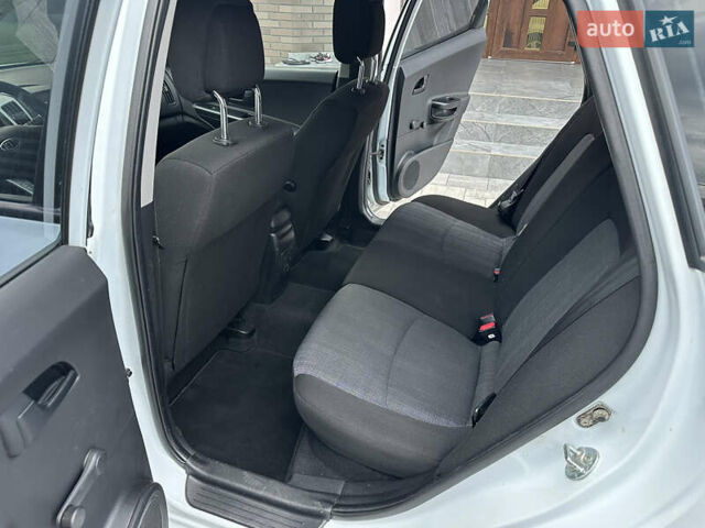 Белый Киа Сид, объемом двигателя 1.59 л и пробегом 175 тыс. км за 7200 $, фото 17 на Automoto.ua