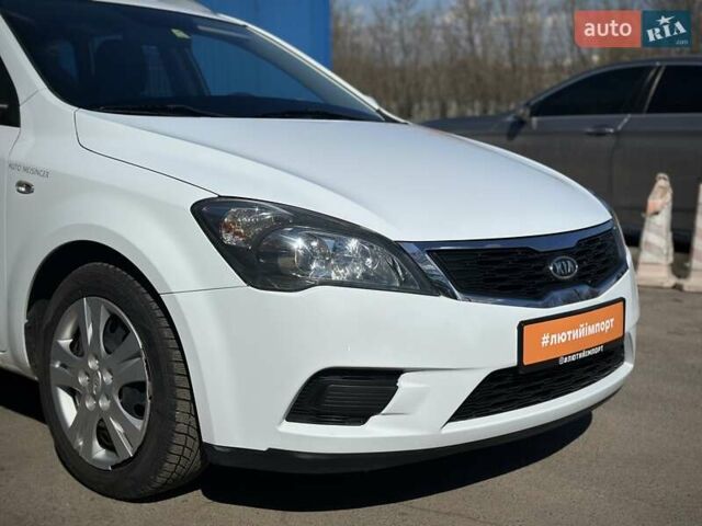 Белый Киа Сид, объемом двигателя 1.6 л и пробегом 226 тыс. км за 7950 $, фото 27 на Automoto.ua