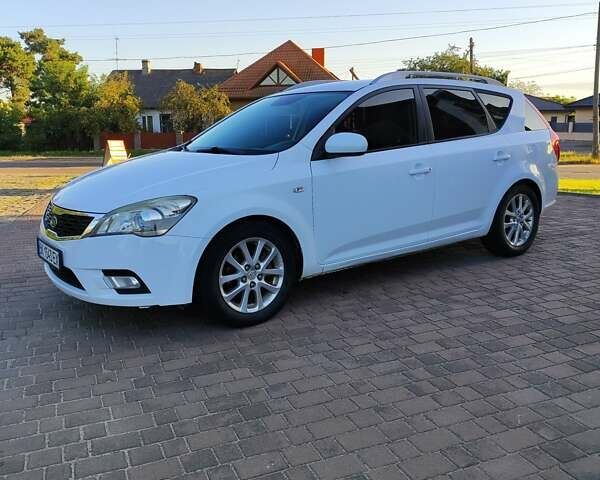 Белый Киа Сид, объемом двигателя 1.6 л и пробегом 304 тыс. км за 6500 $, фото 2 на Automoto.ua