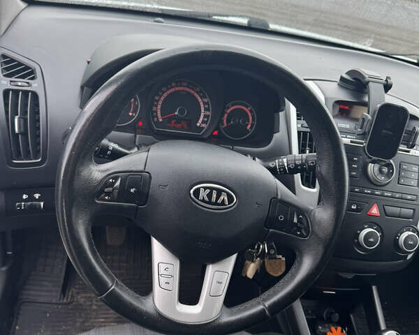 Белый Киа Сид, объемом двигателя 1.58 л и пробегом 242 тыс. км за 7000 $, фото 12 на Automoto.ua