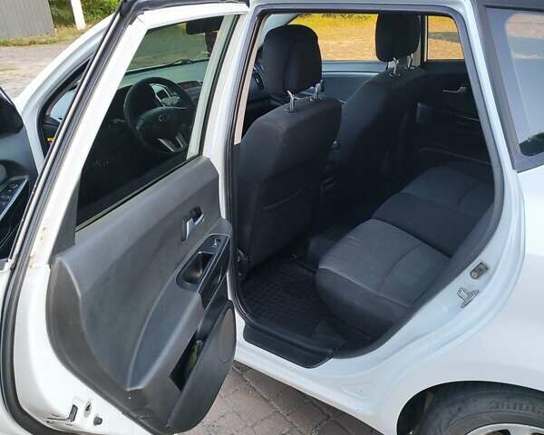 Белый Киа Сид, объемом двигателя 1.6 л и пробегом 304 тыс. км за 6500 $, фото 12 на Automoto.ua
