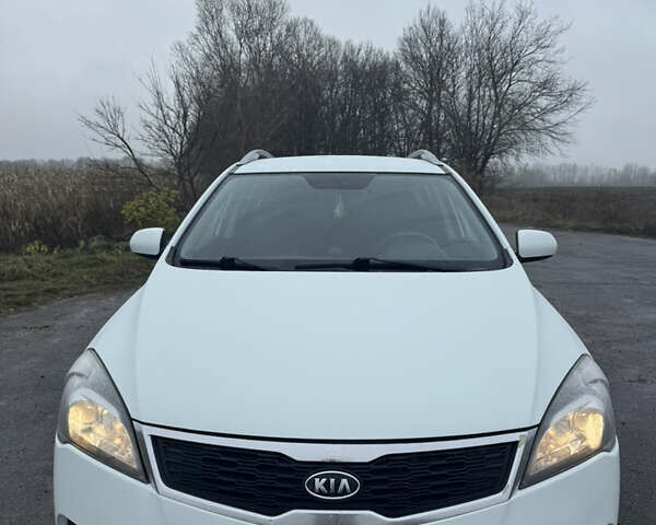 Белый Киа Сид, объемом двигателя 1.58 л и пробегом 242 тыс. км за 7000 $, фото 7 на Automoto.ua