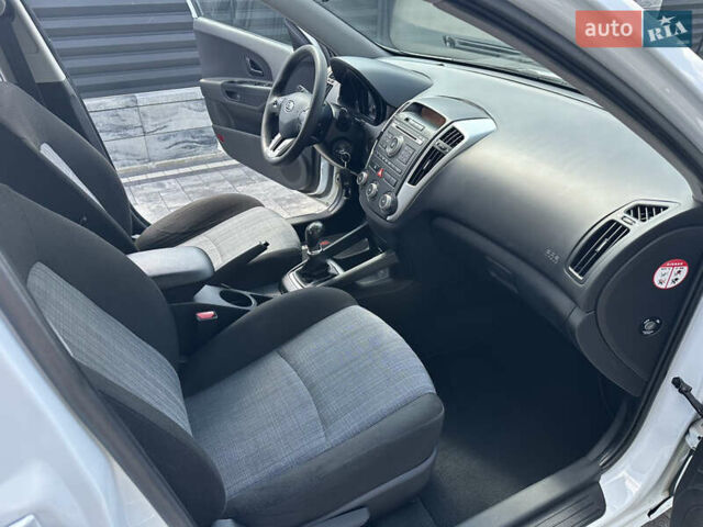 Белый Киа Сид, объемом двигателя 1.59 л и пробегом 175 тыс. км за 7200 $, фото 24 на Automoto.ua