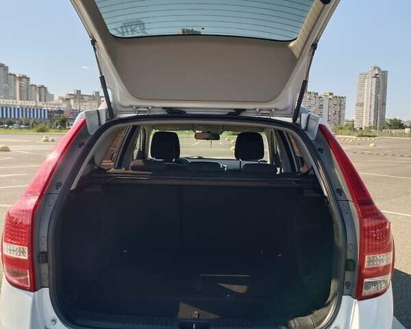 Білий Кіа Сід, об'ємом двигуна 1.58 л та пробігом 149 тис. км за 6800 $, фото 7 на Automoto.ua