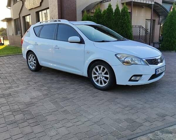 Белый Киа Сид, объемом двигателя 1.6 л и пробегом 304 тыс. км за 6500 $, фото 6 на Automoto.ua