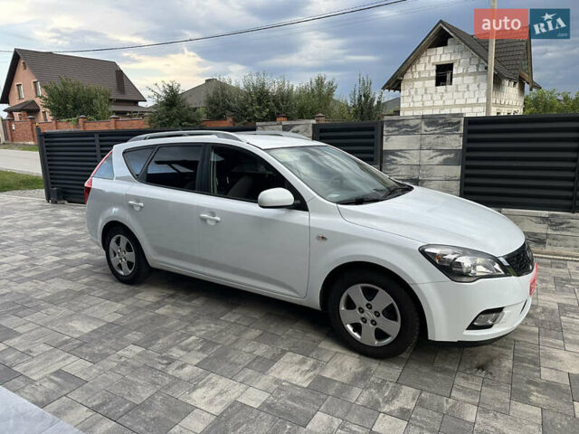 Белый Киа Сид, объемом двигателя 1.59 л и пробегом 175 тыс. км за 7200 $, фото 7 на Automoto.ua