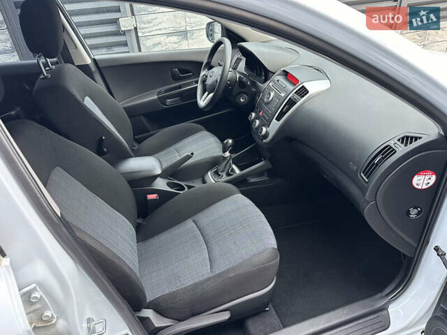 Белый Киа Сид, объемом двигателя 1.59 л и пробегом 175 тыс. км за 7200 $, фото 16 на Automoto.ua