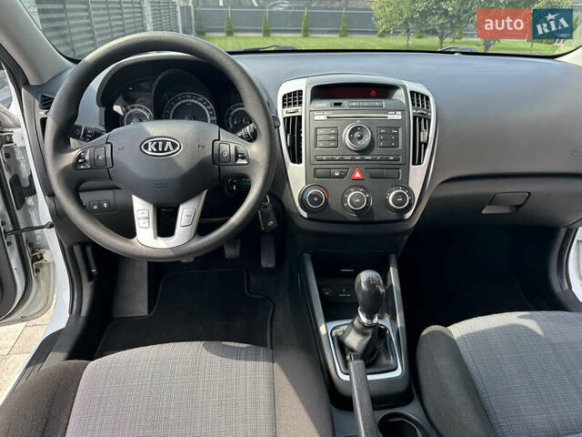 Белый Киа Сид, объемом двигателя 1.59 л и пробегом 175 тыс. км за 7200 $, фото 26 на Automoto.ua