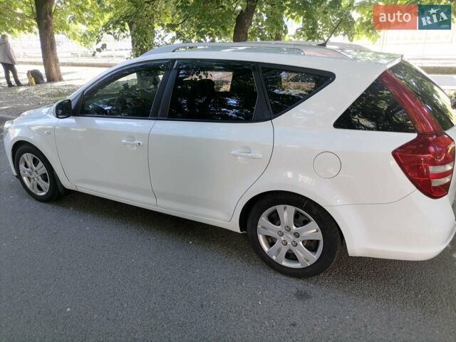 Белый Киа Сид, объемом двигателя 1.4 л и пробегом 240 тыс. км за 6350 $, фото 4 на Automoto.ua