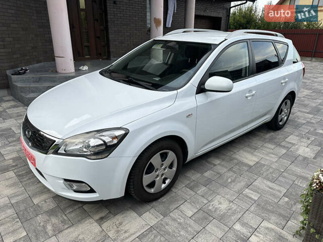 Белый Киа Сид, объемом двигателя 1.59 л и пробегом 175 тыс. км за 7200 $, фото 15 на Automoto.ua