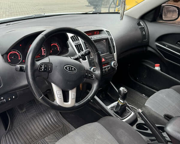 Белый Киа Сид, объемом двигателя 1.6 л и пробегом 277 тыс. км за 6800 $, фото 3 на Automoto.ua