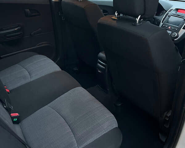 Білий Кіа Сід, об'ємом двигуна 1.4 л та пробігом 143 тис. км за 6700 $, фото 13 на Automoto.ua