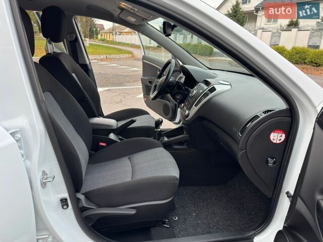 Белый Киа Сид, объемом двигателя 1.6 л и пробегом 167 тыс. км за 7800 $, фото 74 на Automoto.ua