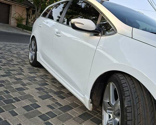 Белый Киа Сид, объемом двигателя 1.59 л и пробегом 95 тыс. км за 12400 $, фото 1 на Automoto.ua