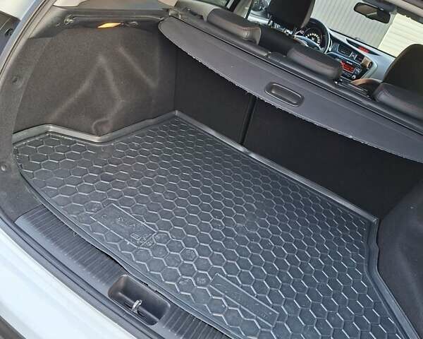 Белый Киа Сид, объемом двигателя 1.59 л и пробегом 95 тыс. км за 12400 $, фото 24 на Automoto.ua