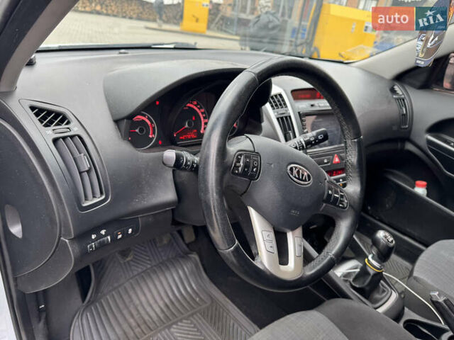 Белый Киа Сид, объемом двигателя 1.6 л и пробегом 277 тыс. км за 6800 $, фото 6 на Automoto.ua