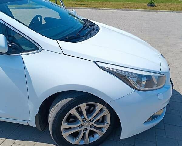 Белый Киа Сид, объемом двигателя 1.59 л и пробегом 247 тыс. км за 8800 $, фото 4 на Automoto.ua